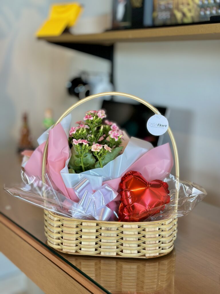 Cesta M + Kalanchoe + balão de coração