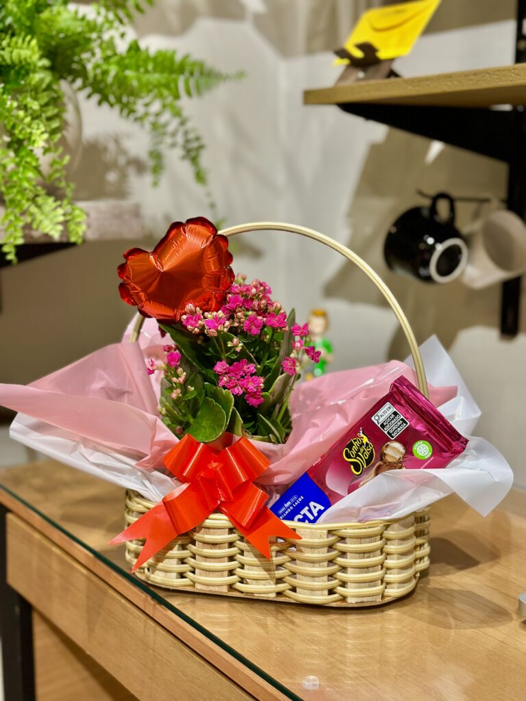 Cesta M + Kalanchoe + uma barra de chocolate + balão de coração