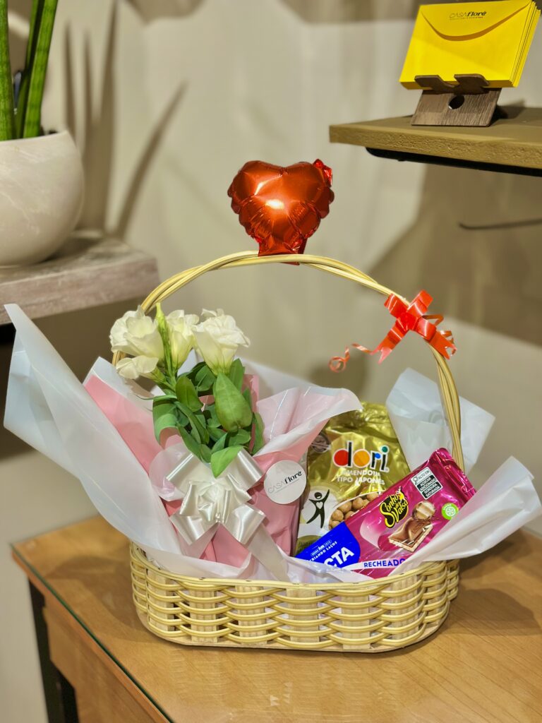Cesta G + Lisianthus branco + amendoim + barra de chocolate + balão coração