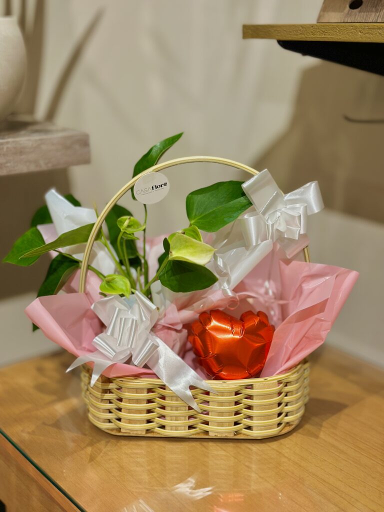 Cesta M + antúrio branco + balão coração