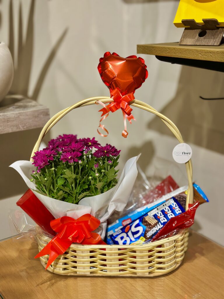 Cesta G + crisântemo vinho + BIS + bolacha negresco + balão coração