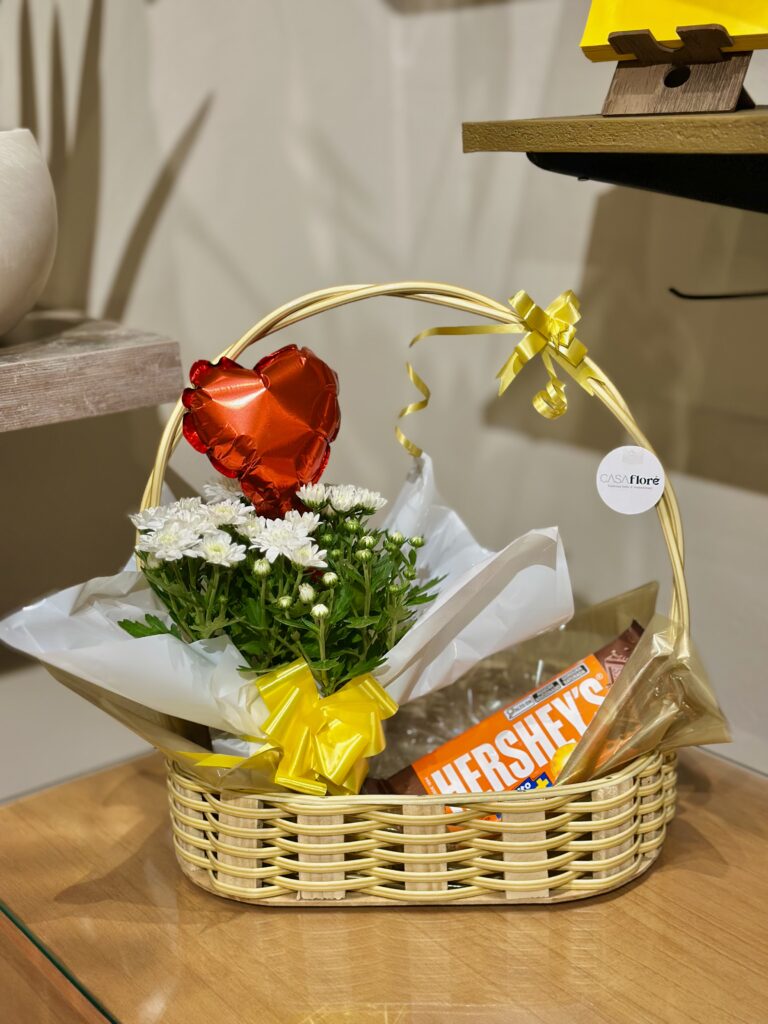 Cesta G + crisântemo branco + barra de chocolate +balão coração