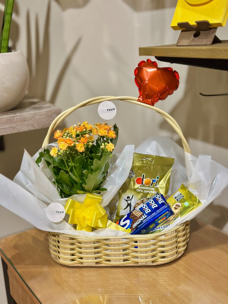 Cesta G + Kalanchoe + amendoim + barra de chocolate + BIS + balão coração