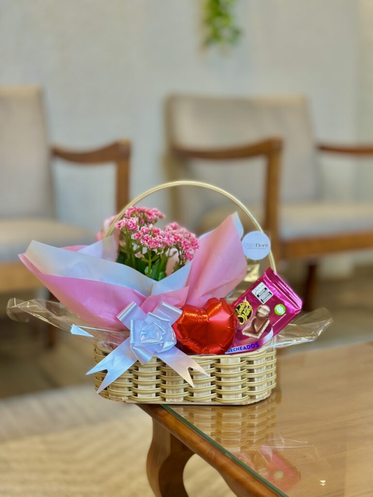 Cesta M + Kalanchoe + barra de chocolate + balão de coração