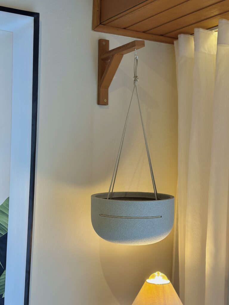 Cachepô pendente bege claro