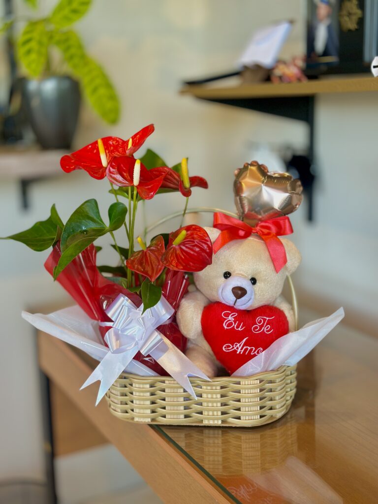 Cesta G + antúrio vermelho + urso grande + balão coração