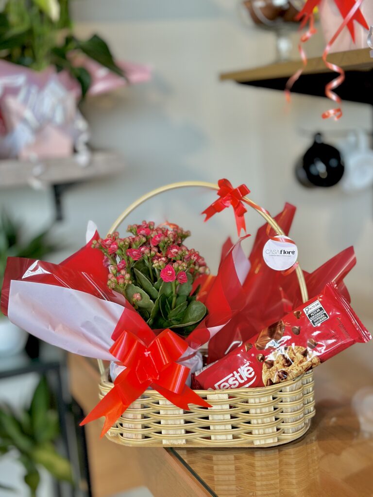 Cesta M + kalanchoe + cookies