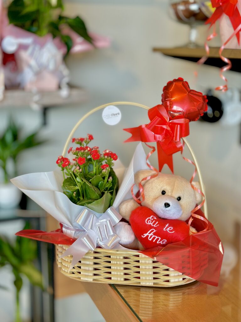 Cesta G + urso grande + balão coração + kalanchoe