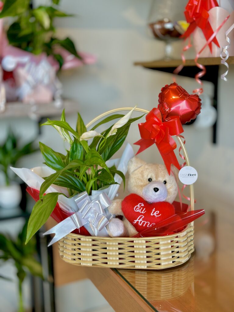 Cesta G + urso grande + balão coração + lírio da paz