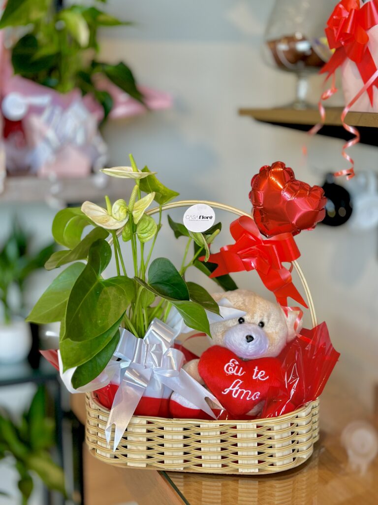 Cesta G + urso grande + balão coração + antúrio branco