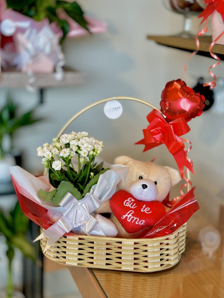 Cesta G + urso grande + balão coração + kalanchoe