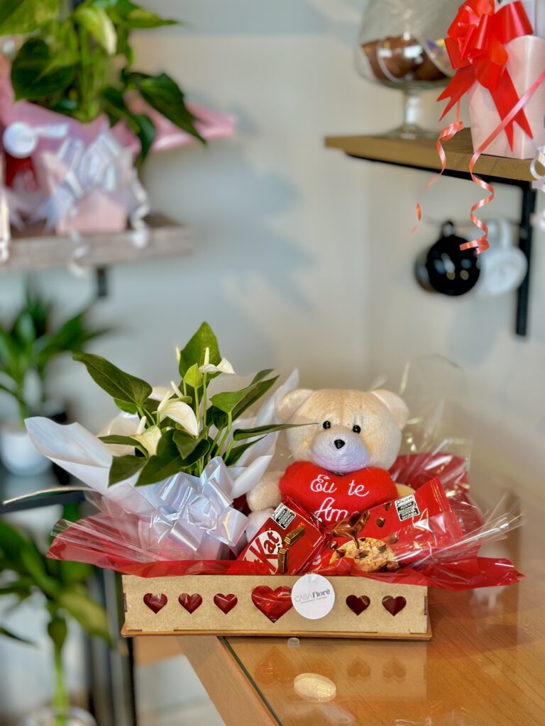 Caixa MDF coração + urso grande + antúrio branco + kit kat + cookies