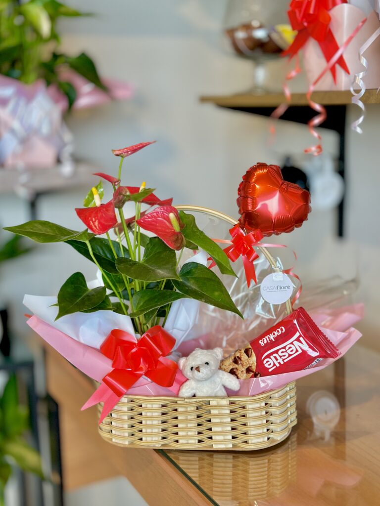 Cesta M + antúrio vermelho + balão coração + ursinho +cookies