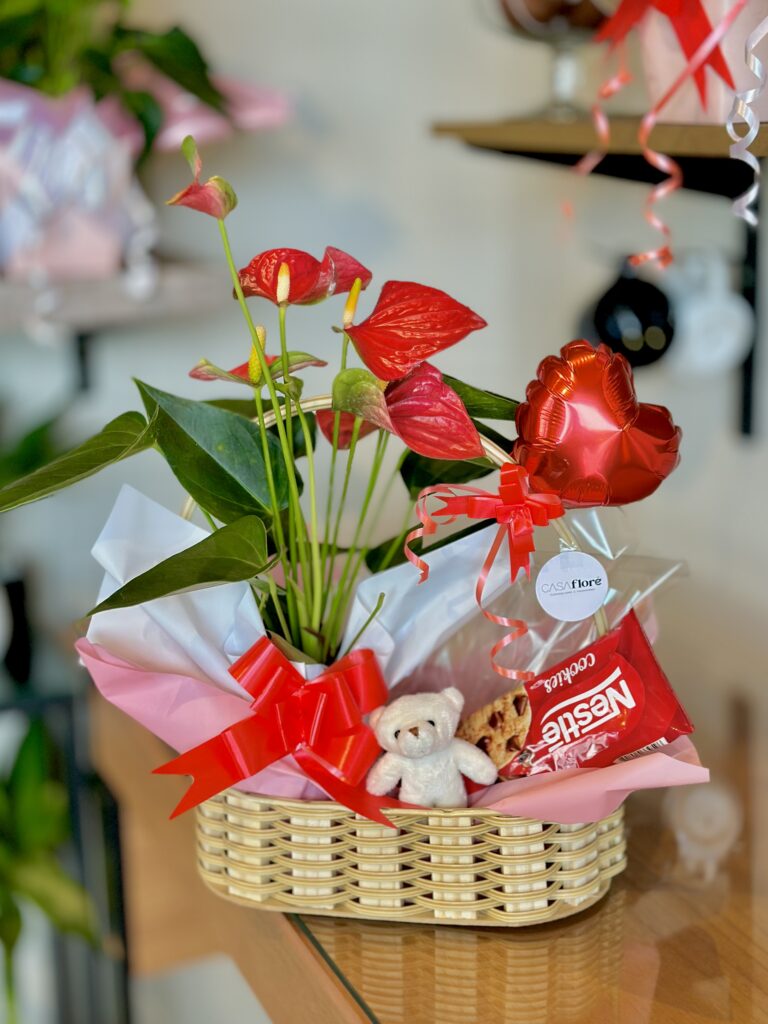 Cesta M + antúrio vermelho + balão coração + ursinho +cookies
