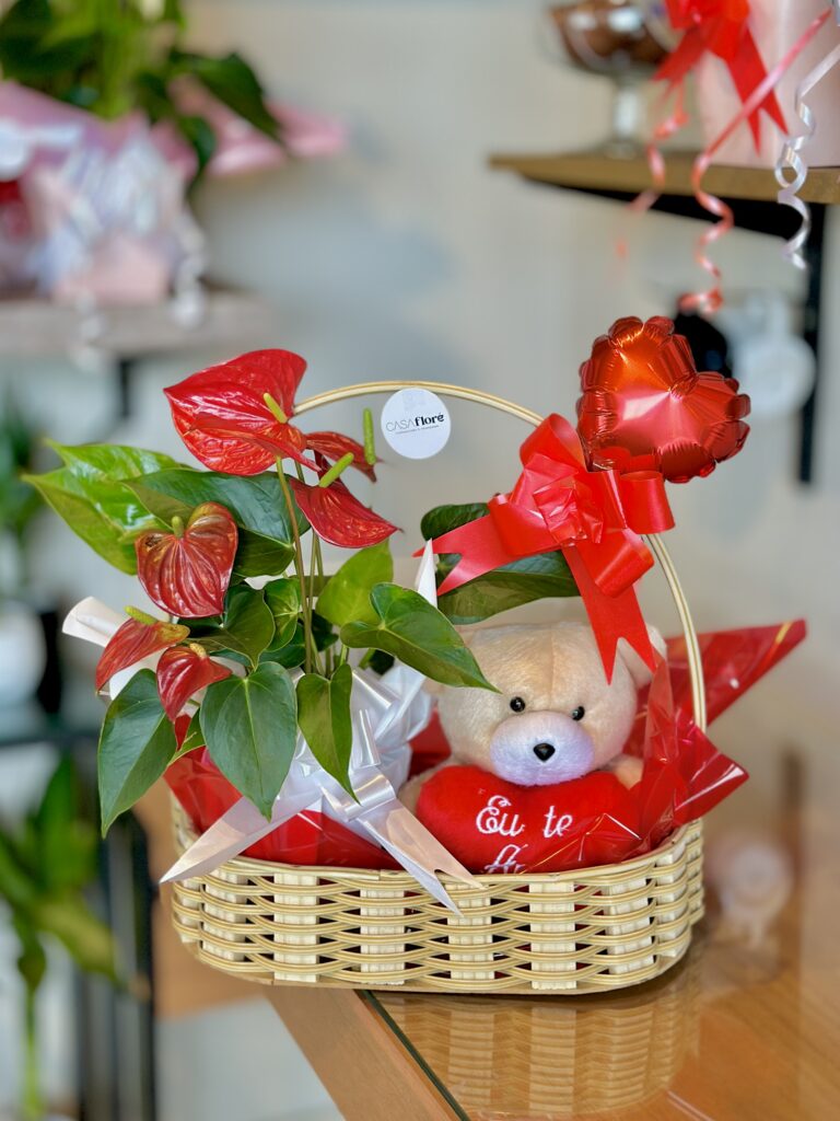 Cesta G + antúrio vermelho + urso grande + balão coração