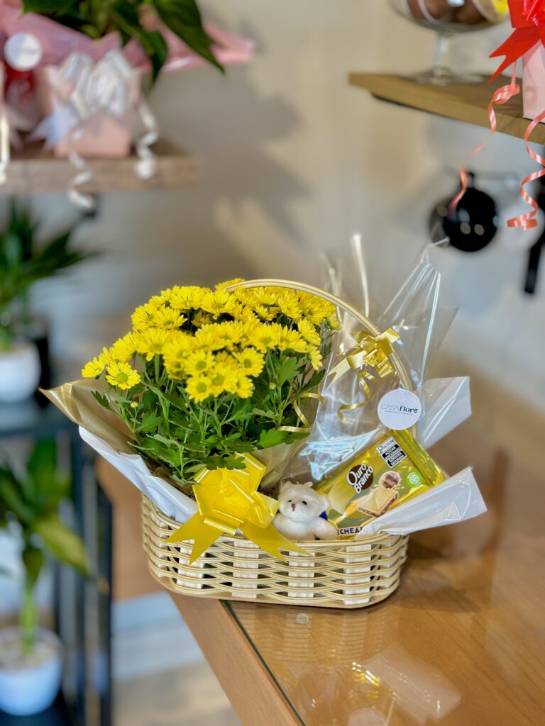 Cesta M + crisântemo amarelo + barra de chocolate + ursinho