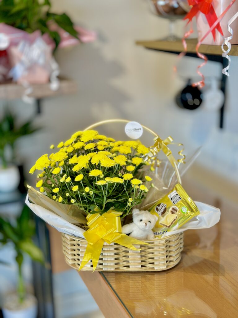 Cesta M + crisântemo amarelo + barra de chocolate + ursinho