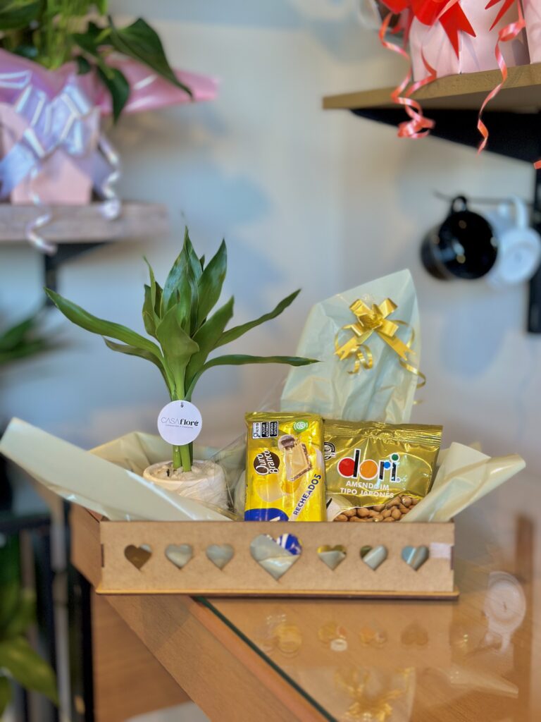 Caixa em mdf + bambu da sorte + amendoim + barra de chocolate