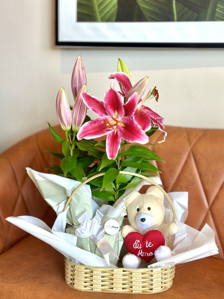 Cesta grande + lírio perfumado premium + urso eu te amo