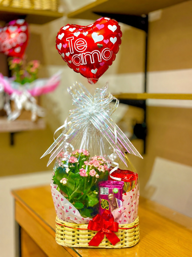 Cesta M envolta + Kalanchoe rosa clara + balão coração te amo + barra sonho de valsa + 2 cookies Nestlé