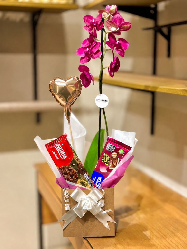 BOX G + Orquídea GG Premium + cookies + barra sonho de valsa + vareta balão rose gold