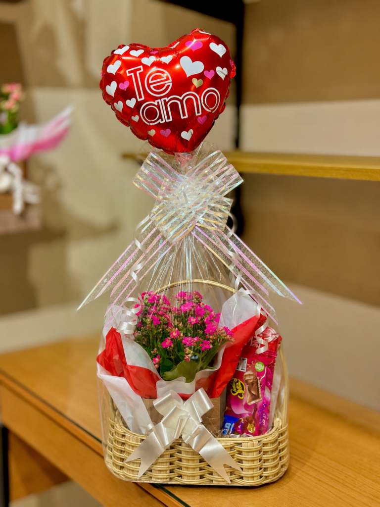 Cesta M envolta + Kalanchoe pink na caixinha + balão coração te amo + barra sonho de valsa + cookies Nestlé