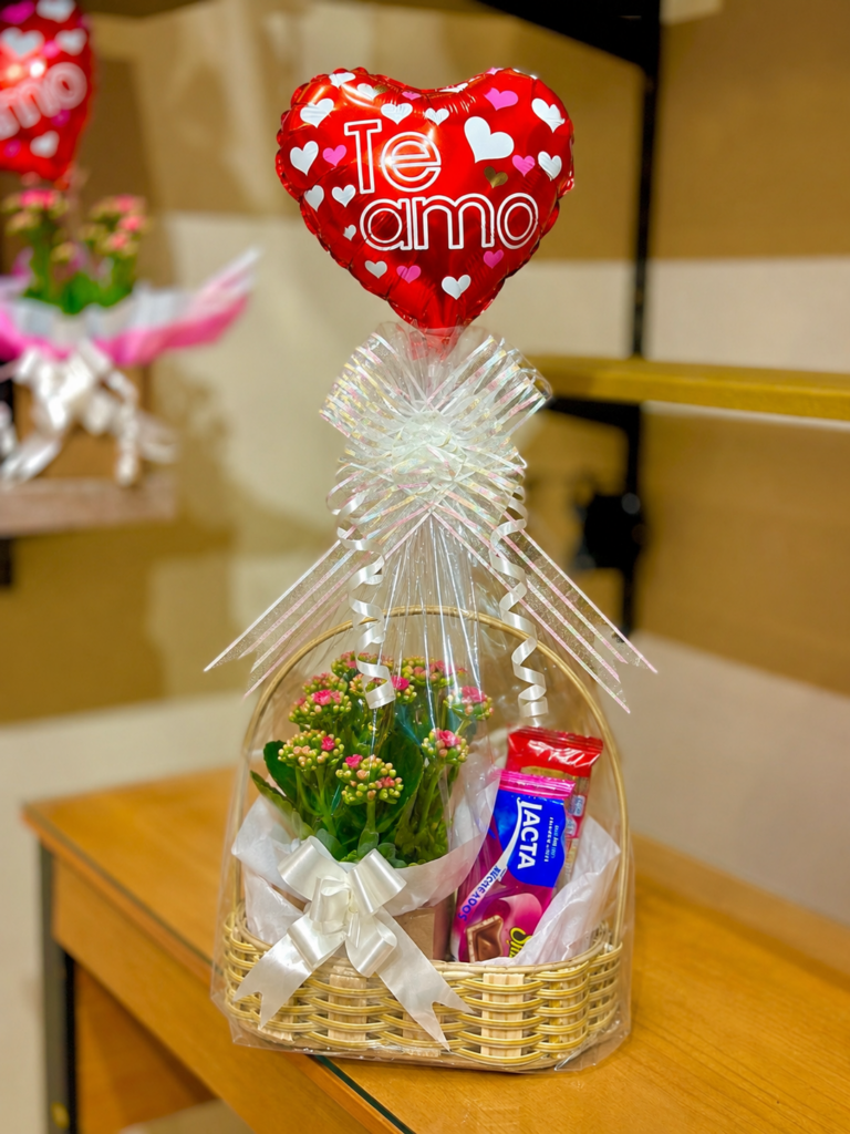 Cesta M envolta + Kalanchoe pink na caixinha + balão coração te amo + barra sonho de valsa + cookies Nestlé