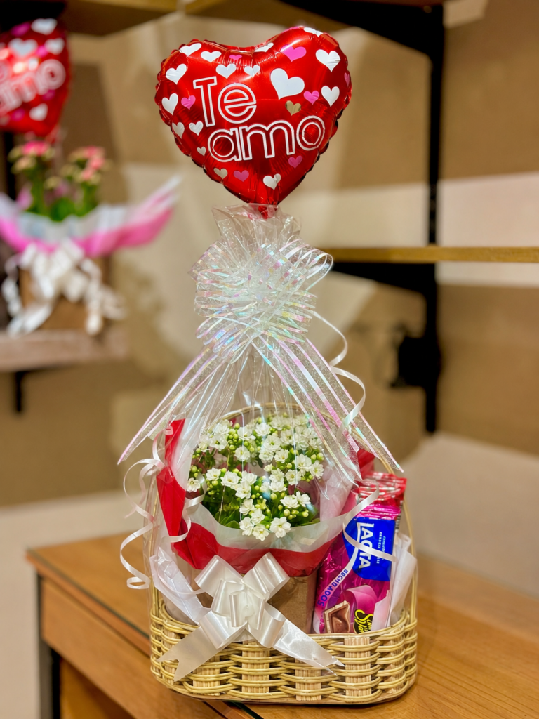 Cesta M envolta + Kalanchoe branca na caixinha + balão coração te amo + barra sonho de valsa + cookies Nestlé