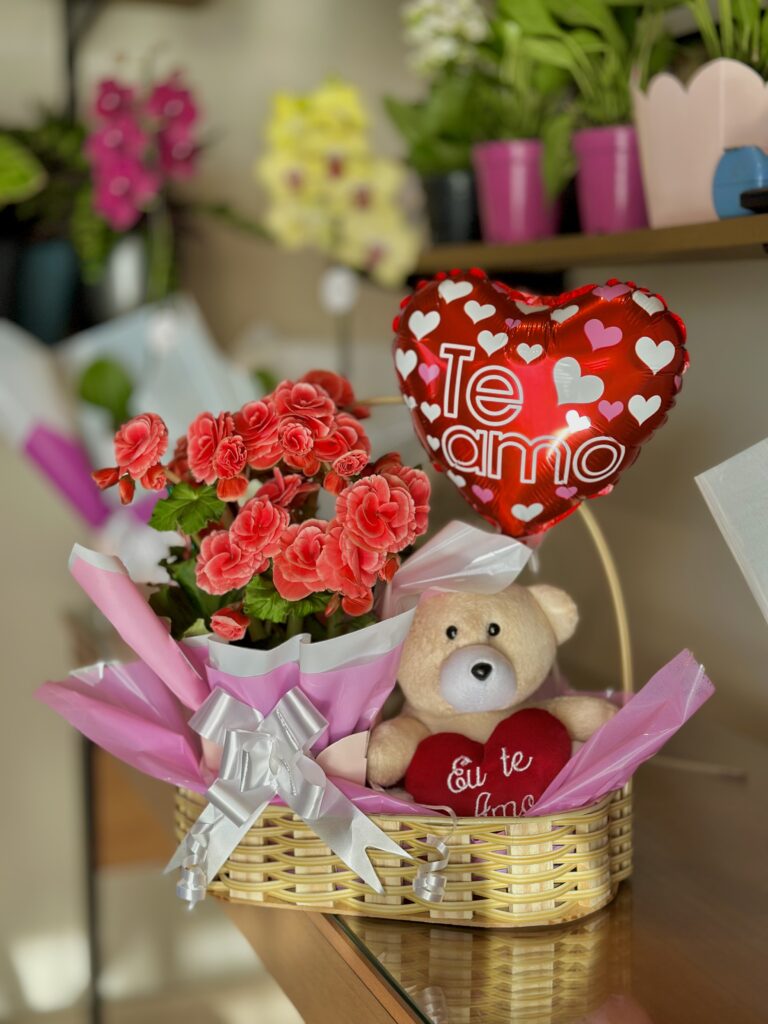 Cesta G + begônia + balão coração te amo + urso de pelúcia