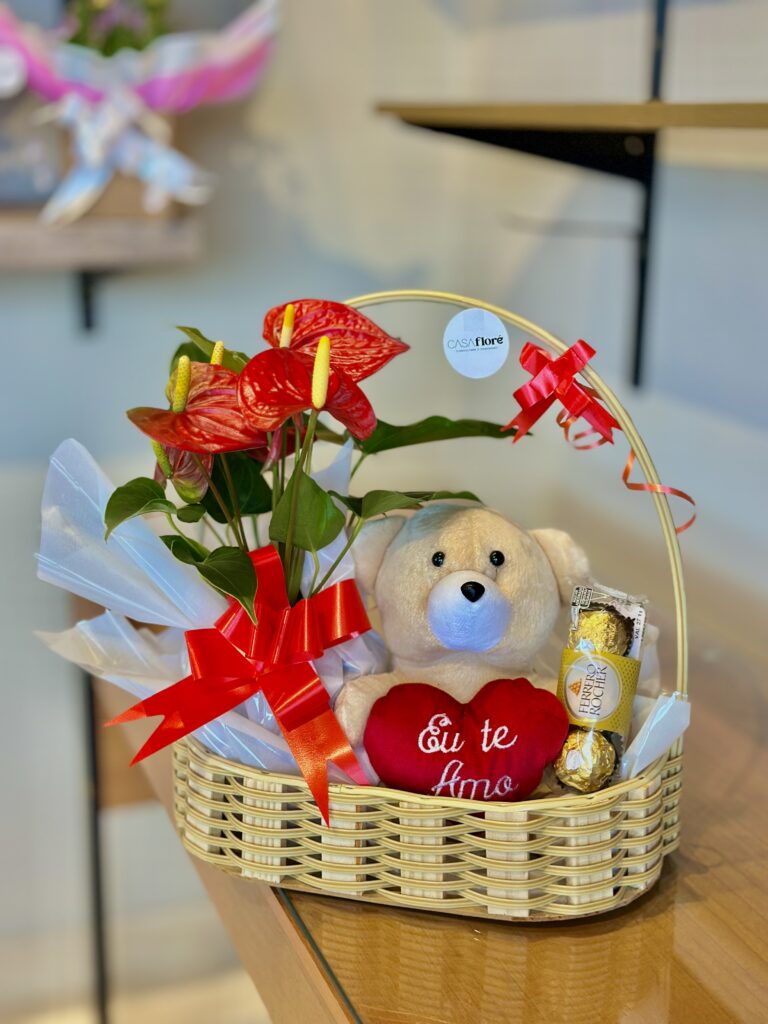 Cesta G + antúrio vermelho + urso grande + ferrero rocher