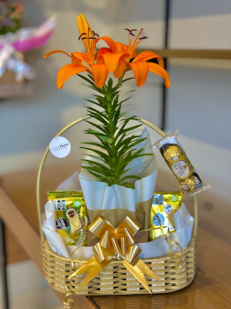 Cesta G + lírio oriental laranja + duas barras ouro branco + ferro rocher