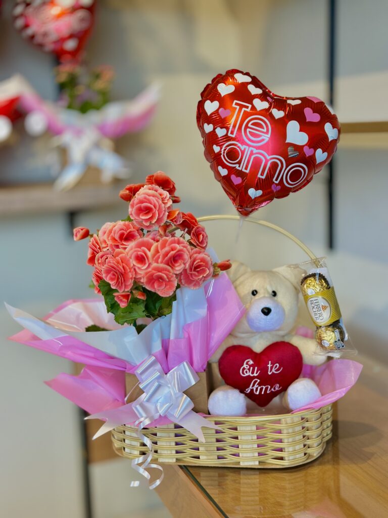 Cesta G + Begônia + balão coração te amo + urso grafe + ferrero rocher