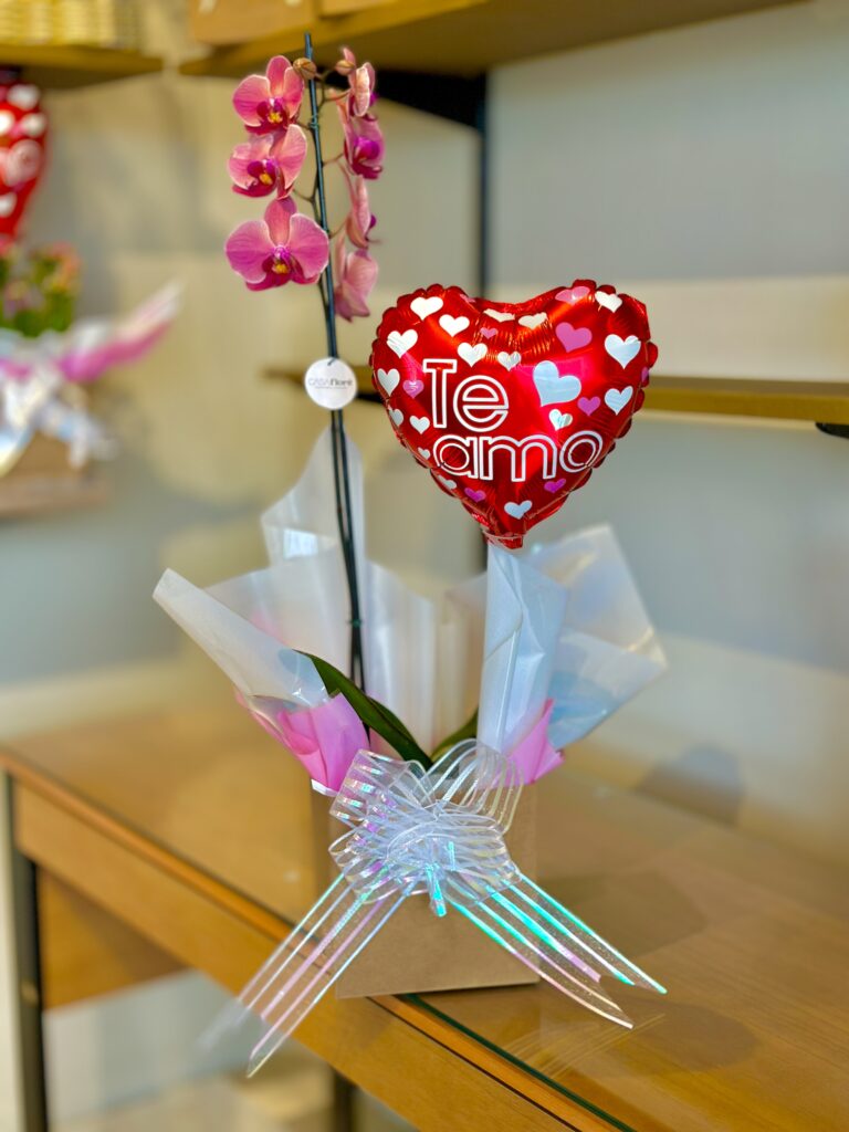 Orquídea GG premium + balão coração te amo