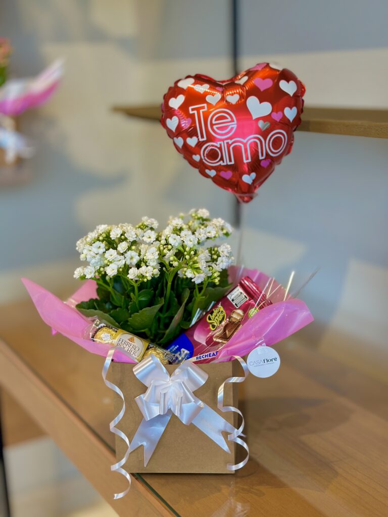 BOX G + balão coração te amo + kalanchoe grande + ferrero rocher + barra sonho de valsa