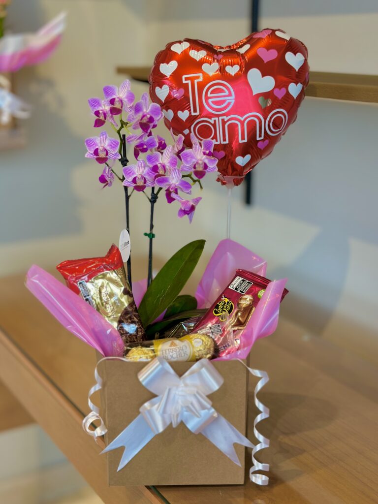 BOX G + orquídea + balão coração te amo + cookies + barra sonho de valsa + ferrero rocher