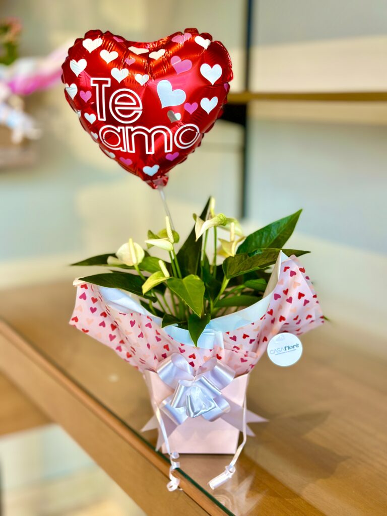 Antúrio branco + balão coração te amo