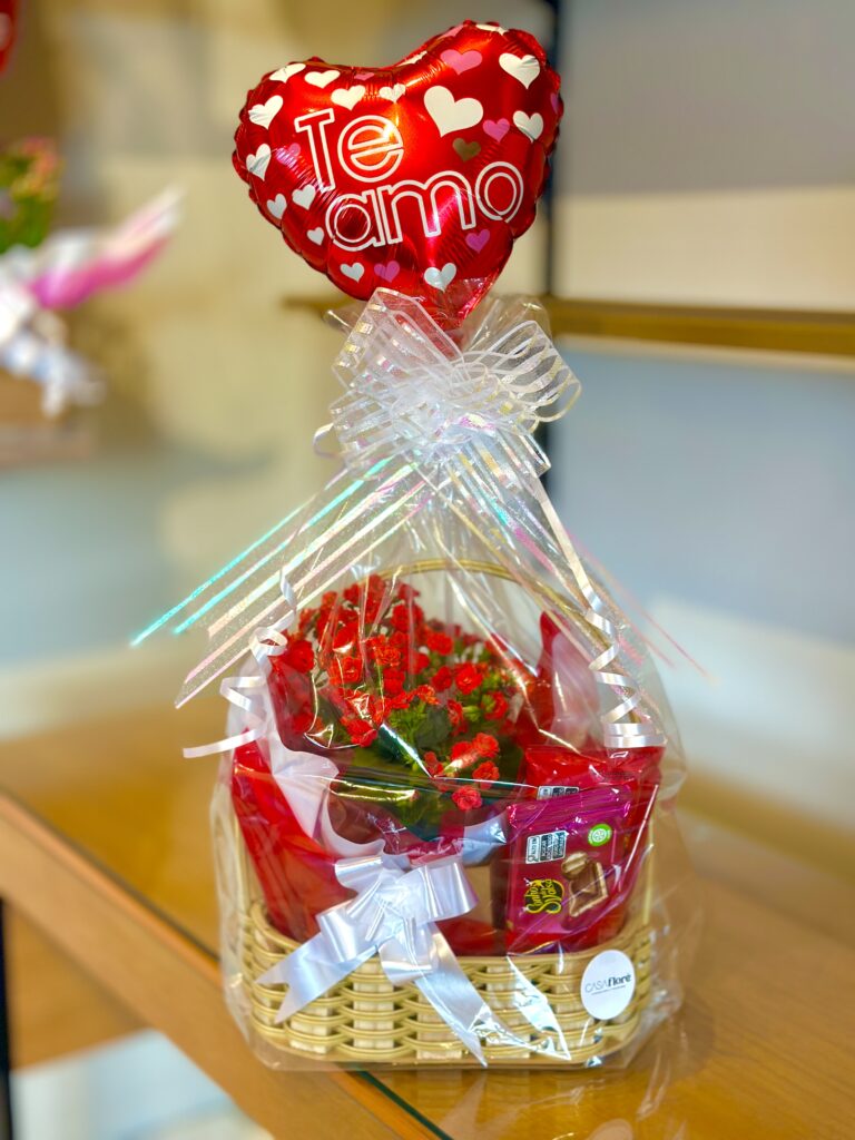 Cesta M envolta + Kalanchoe vermelha na caixinha + balão coração te amo + barra sonho de valsa + cookies Nestlé