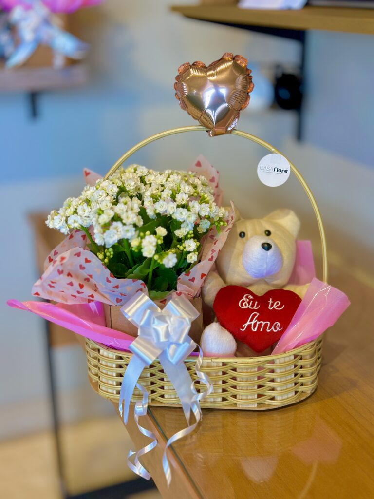 Cesta G + kalanchoe branca + urso grand + balão rose gold