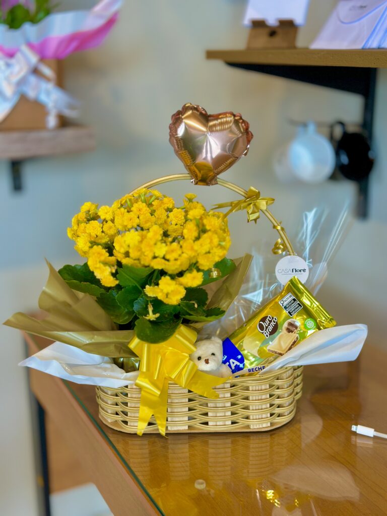 Cesta M + kalanchoe amarela + urso pequeno + barra ouro branco + balão rose gold