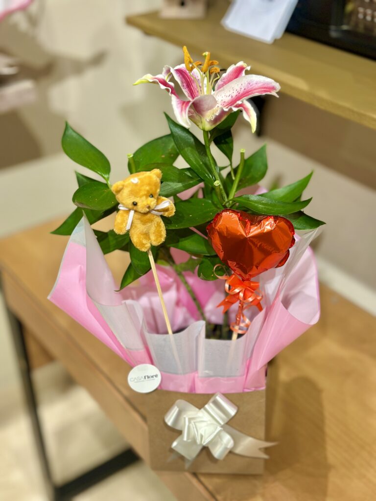 PROMOÇÃO Lírio perfumado LUXO 1 flor + vareta ursinho + vareta balão coração ♥️