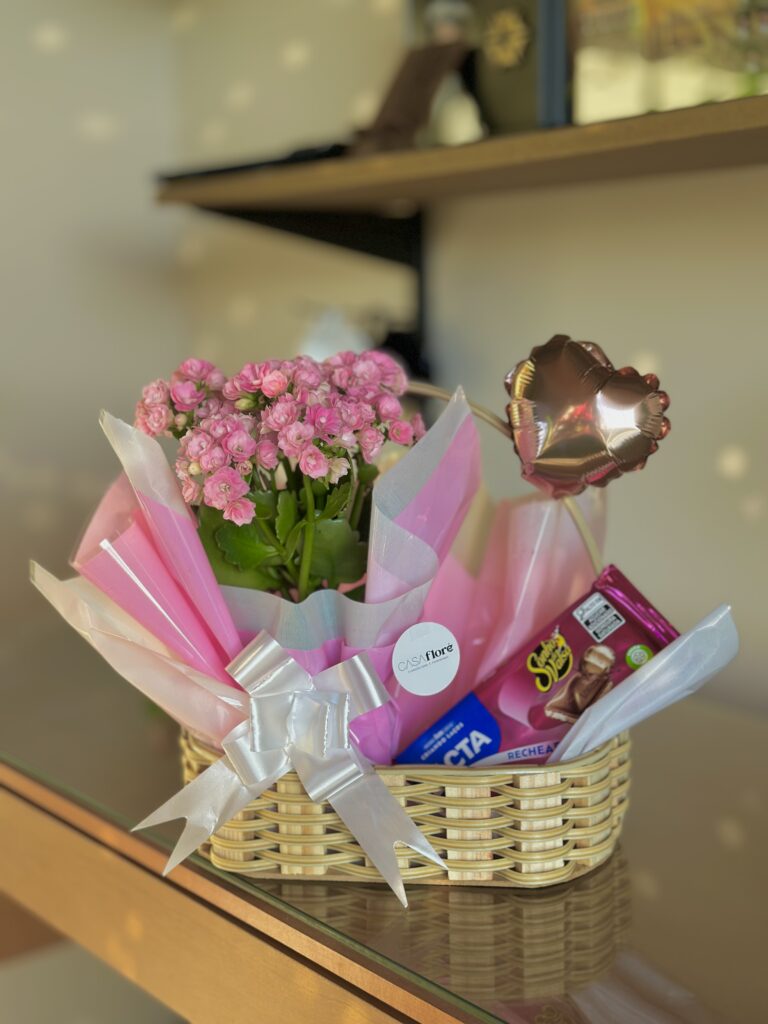 Cesta M + kalanchoe rosa clara + barra de chocolate + balão coração rose gold