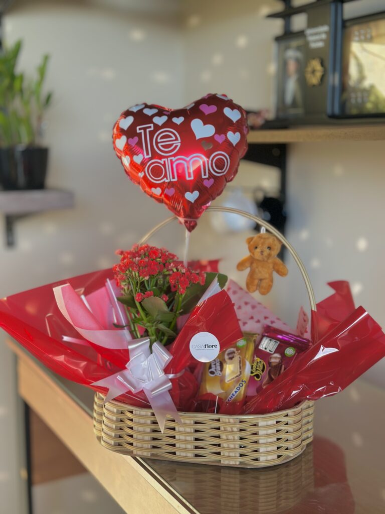 Cesta G + Kalanchoe vermelha + balão coração te amo G + ursinho + duas barras de chocolate