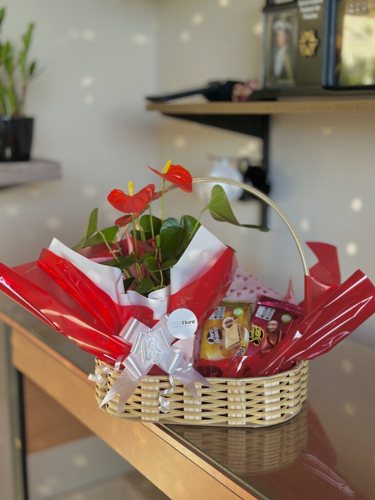 Cesta G + antúrio vermelho + duas barra de chocolate