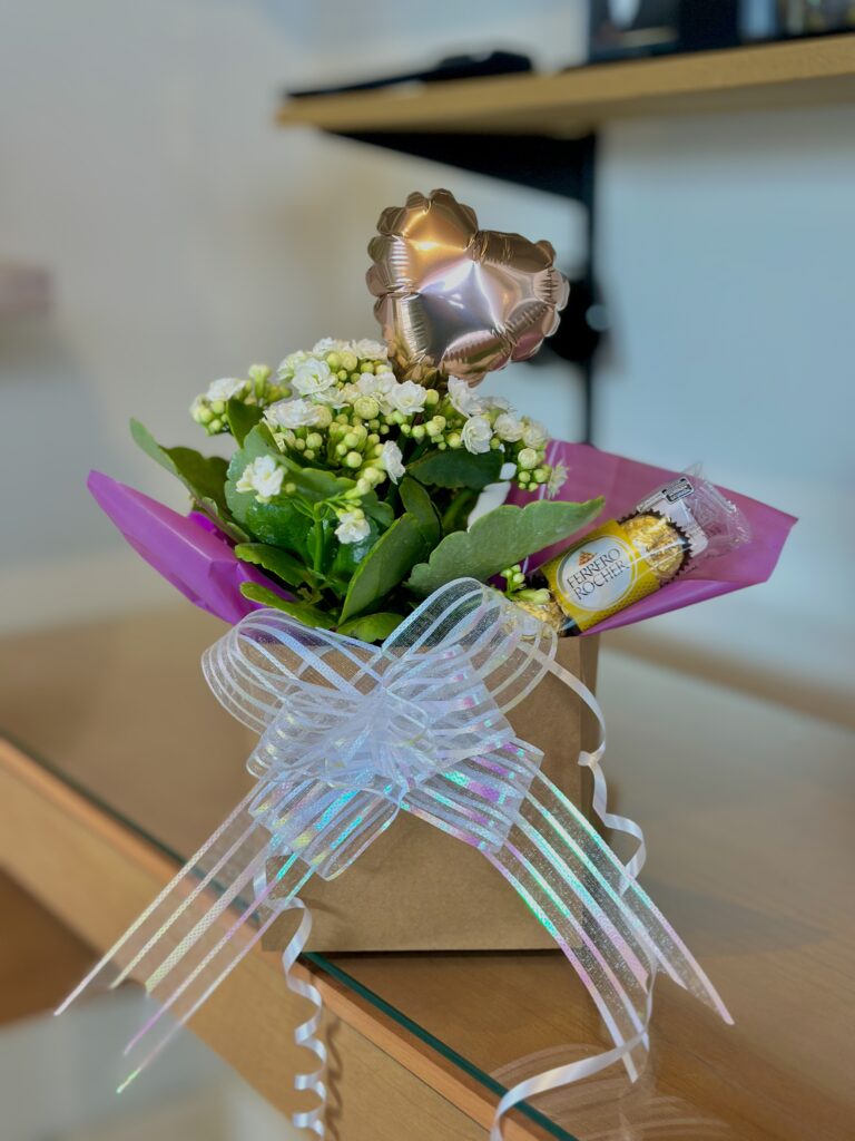 BOX G = Kalanchoe + Ferrero Rocher + balão coração rose gold